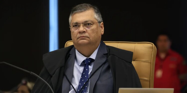 Dino ordena divulgação de CPFs de beneficiários de emendas para saúde