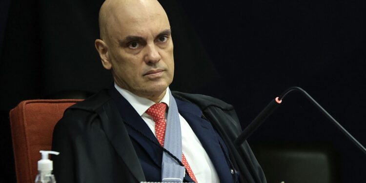 Moraes permite cirurgia de Bolsonaro, mas mantém ex-presidente preso