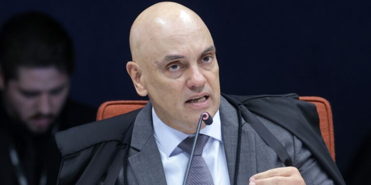 Laudo aponta violação de tornozeleira por Bolsonaro, informa Moraes