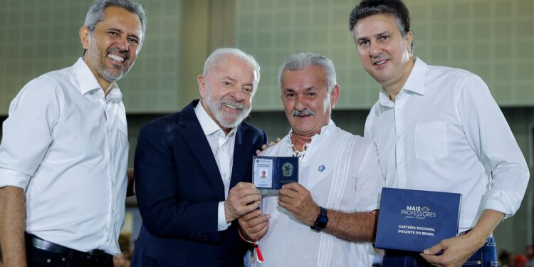 Lula Distribui Carteiras de Professor em Evento no Ceará