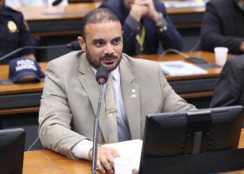 Havaianas: Capitão Alden critica propaganda com viés político