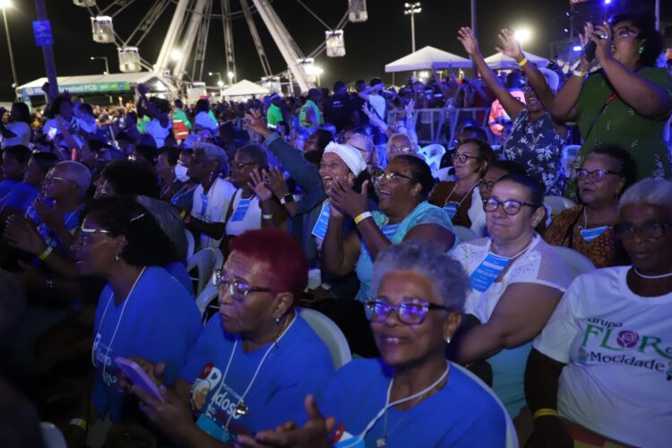 Prefeitura leva afeto, memória e dignidade a 800 idosos em noite histórica com Roberto Carlos
