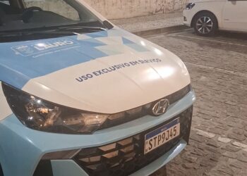 Veículo da Prefeitura de Lauro de Freitas é flagrado em área turística de Salvador durante evento de Natal