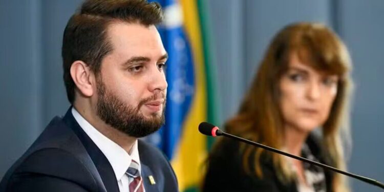 Moraes cobra explicações de Filipe Martins sobre posts em rede social