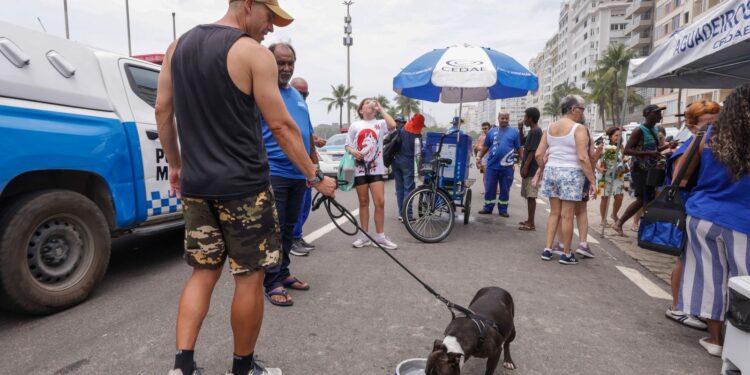 Cedae distribui água para população em meio ao calor