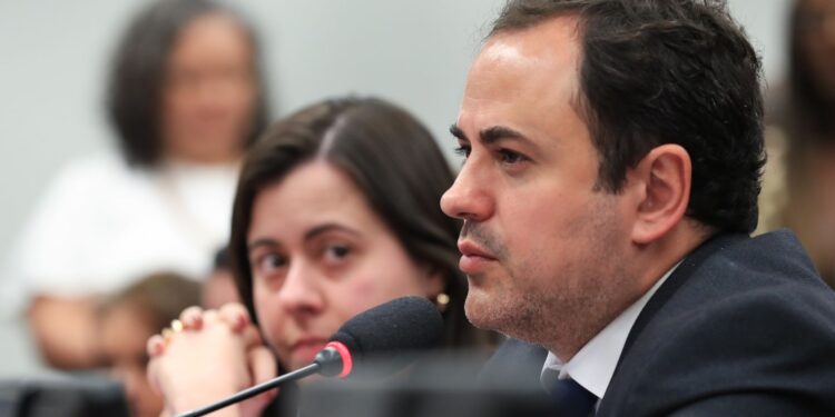Câmara suspende Glauber Braga por seis meses