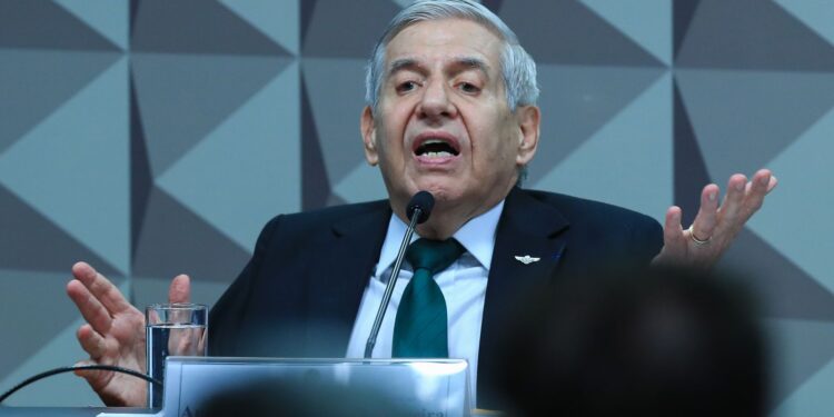 Heleno Afastado do Comando Militar e Cumprirá Prisão Domiciliar