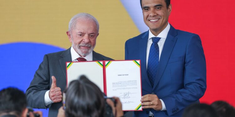 Ministro defende prioridade para o acesso popular ao turismo