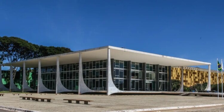 Mendonça aprova valor mínimo de R$ 600