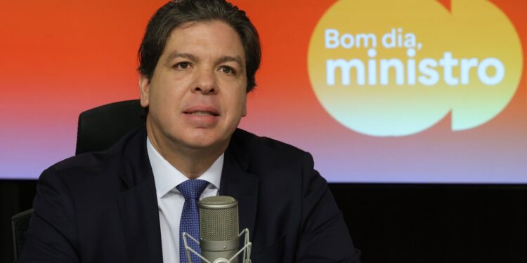 Escolas brasileiras terão acesso à internet até 2026, garante governo
