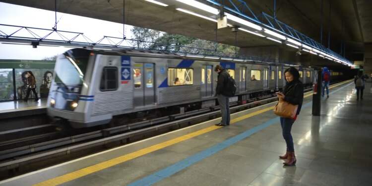 Metrô de SP estende horário de funcionamento aos sábados