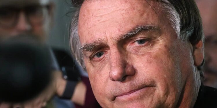 Bolsonaro se submete a cirurgia para tratar hérnia