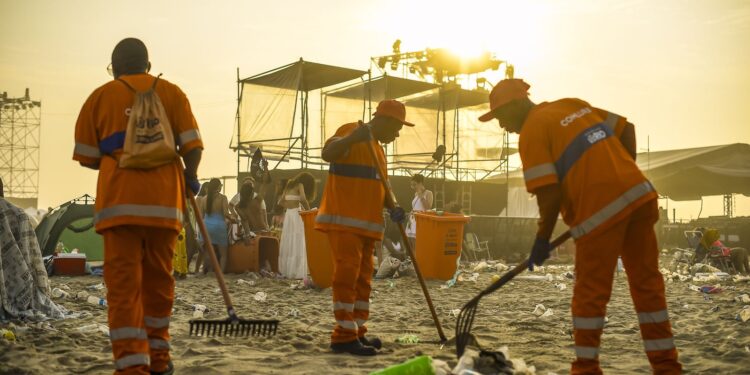 Comlurb remove 1,2 tonelada de lixo das praias cariocas no Réveillon
