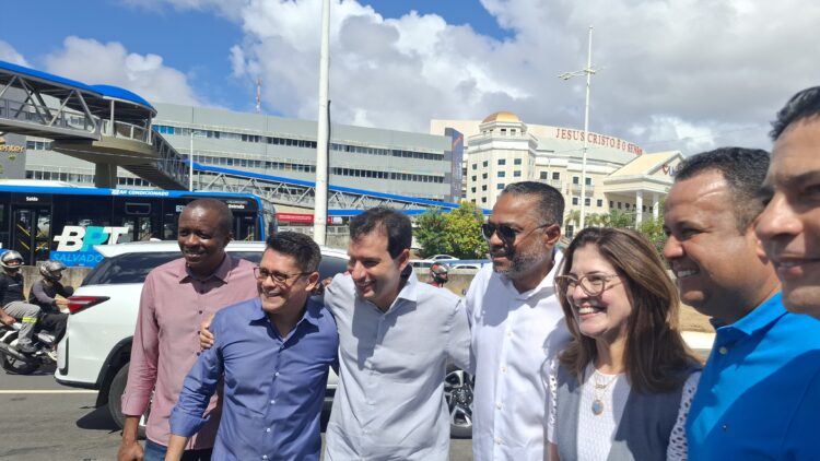 Inauguração de viaduto em Salvador reúne lideranças e sinaliza rearranjos no cenário político da Bahia