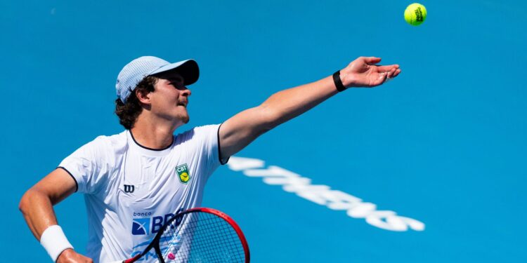João Fonseca desiste de torneio na Austrália por dores nas costas