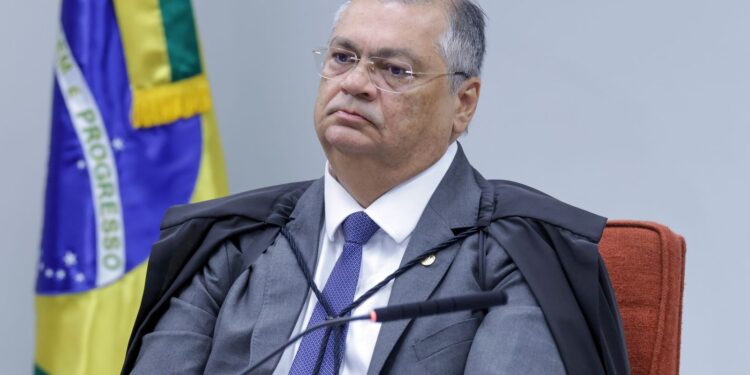 Dino proíbe emendas parlamentares para entidades com vínculos familiares