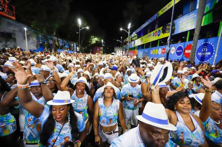 Samba dá o tom da abertura do Carnaval e ecoa na avenida com desfiles de blocos dedicados ao ritmo