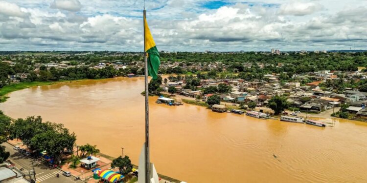 Rio Acre ultrapassa nível de inundação em Rio Branco