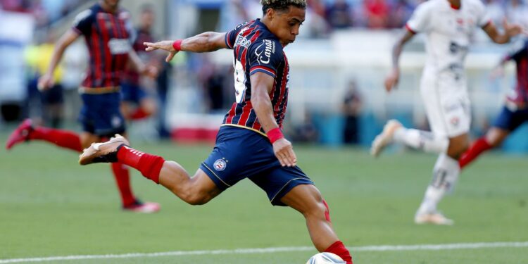 Vitória e Bahia se enfrentam em clássico decisivo neste domingo
