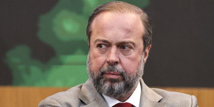 Ministro cobra ação urgente sobre vazamento de água em minas da Vale