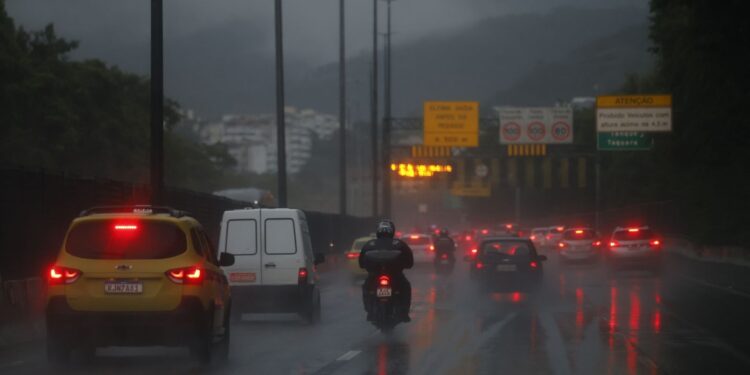 Alerta de Chuvas Intensas: Defesa Civil do RJ Monitora Riscos