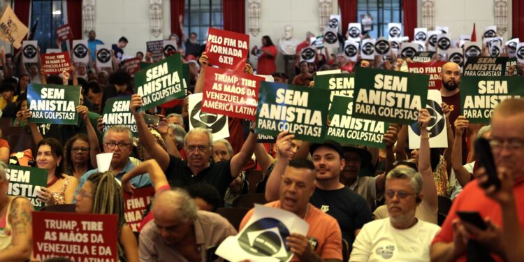 Manifestação em SP celebra democracia e repudia atos de 8 de janeiro