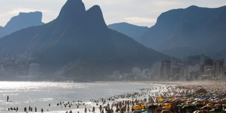 Turismo brasileiro bate recorde de faturamento em 2025