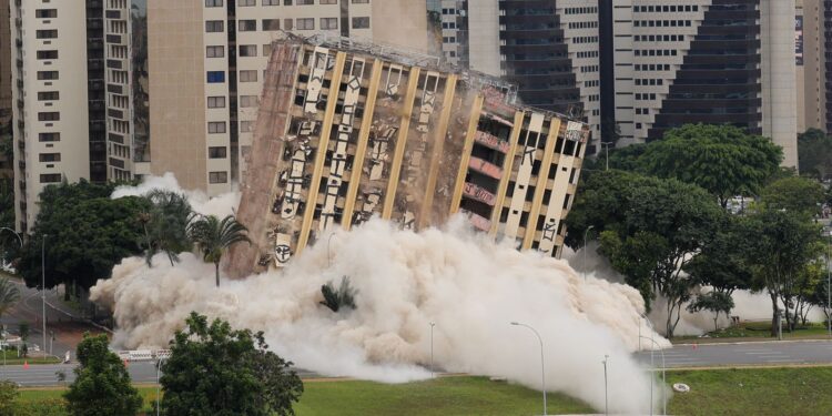 Hotel de luxo é implodido no centro de Brasília