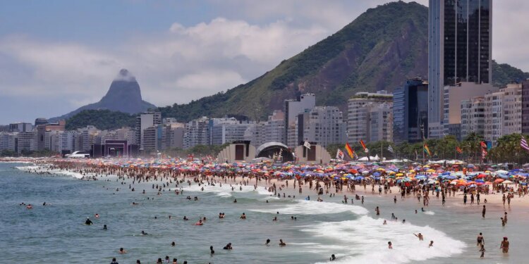 Ressaca Intensifica Trabalho de Bombeiros no Rio