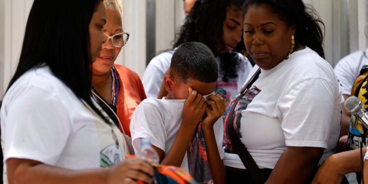 Família e amigos pedem justiça em ato pela morte de Thiago Menezes Flausino