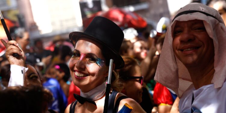Rio de Janeiro: Pré-folia do Carnaval começa com “carnaval não oficial”