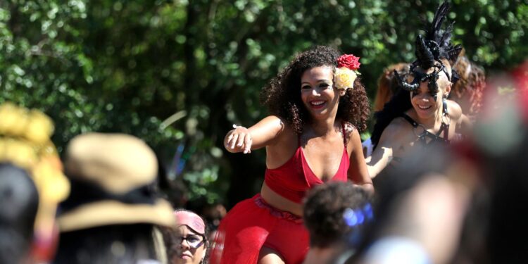 Polícia Militar de SP anuncia atendimento prioritário para mulheres no Carnaval