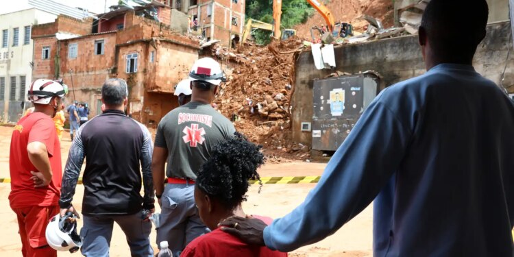 Voluntários de outros estados se unem para socorrer vítimas em Minas Gerais