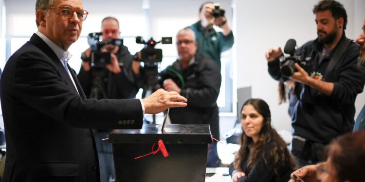 Antônio Seguro assume a presidência de Portugal