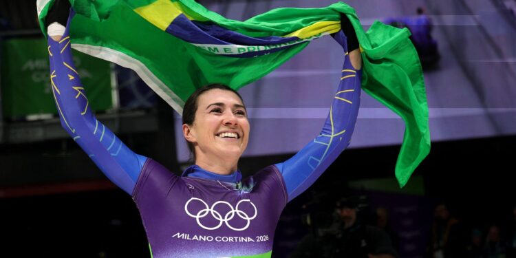 Nicole Silveira conquista inédito para o Brasil no patinaje artístico