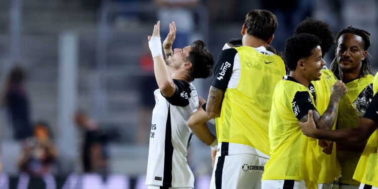 Corinthians vence Athletico em Curitiba com atuação eficiente