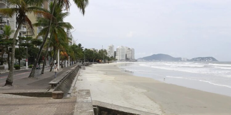 Bombeiros resgatam 348 pessoas em afogamentos no litoral de SP durante o Carnaval