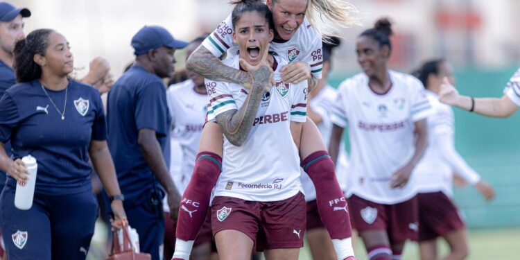 Fluminense vence Vitória com gol no último minuto.
