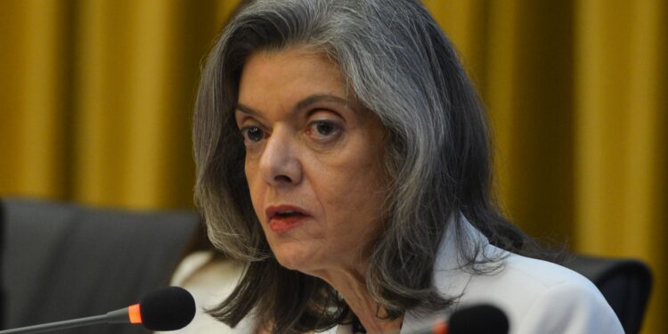 Cármen Lúcia rejeita gratificação para inativos do INSS
