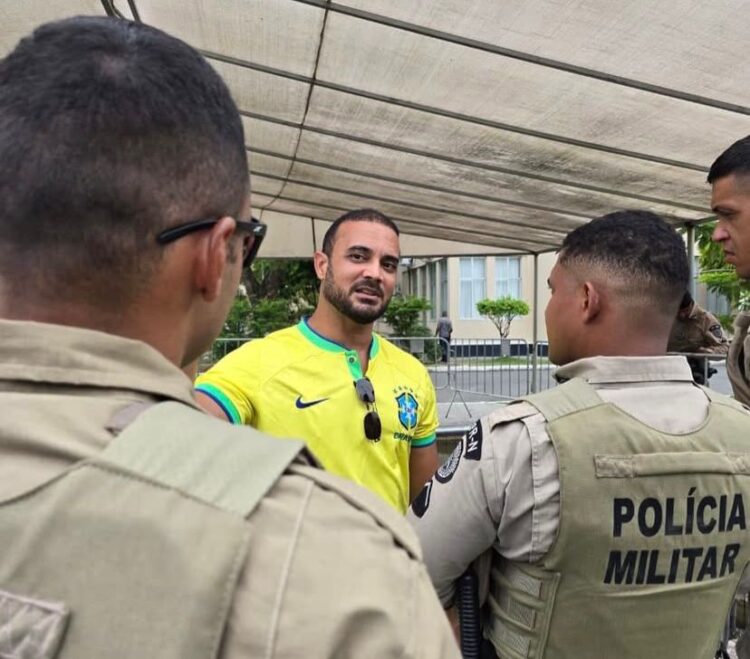 Mesmo após acidente, Capitão Alden vistoria condições de trabalho dos PMs no Carnaval