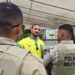 Mesmo após acidente, Capitão Alden vistoria condições de trabalho dos PMs no Carnaval