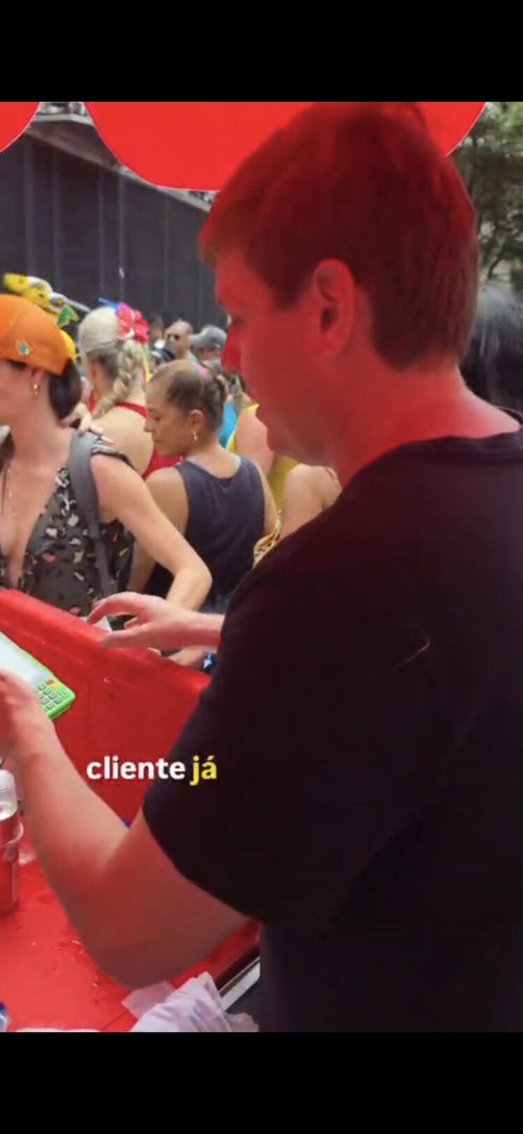 Carnaval de Salvador: folião assume venda de ambulante e gesto viraliza nas redes