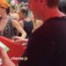 Carnaval de Salvador: folião assume venda de ambulante e gesto viraliza nas redes