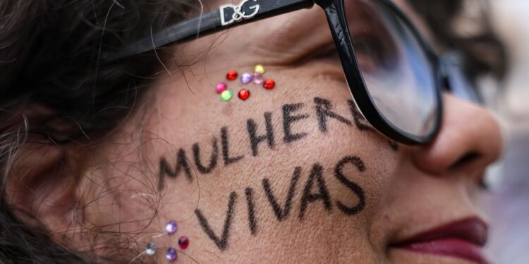 Pacto tripartite visa combater o feminicídio no Brasil