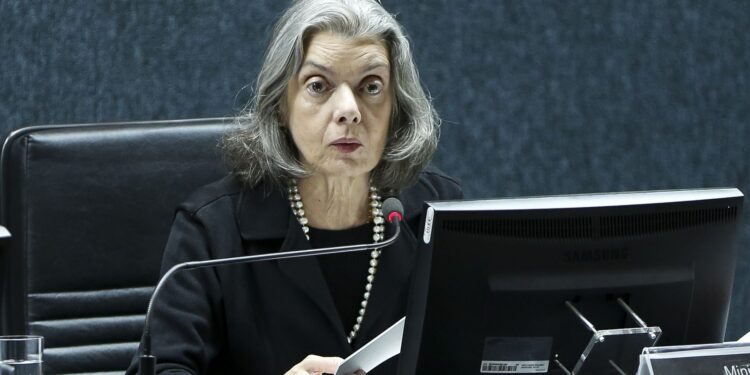 Cármen Lúcia define diretrizes para juízes eleitorais
