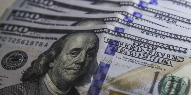 Dólar recua e volta a R$ 5,22