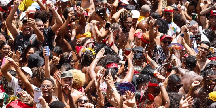 Cinelândia volta a vibrar com baile e shows no centro do Rio