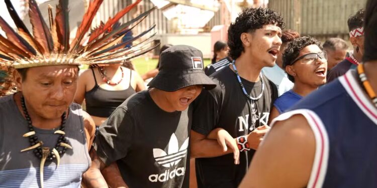 Indígenas protestam em Santarém contra desestatização de hidrovias