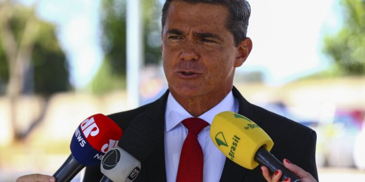 Exército autoriza visitas íntimas a general preso por suspeita de golpismo
