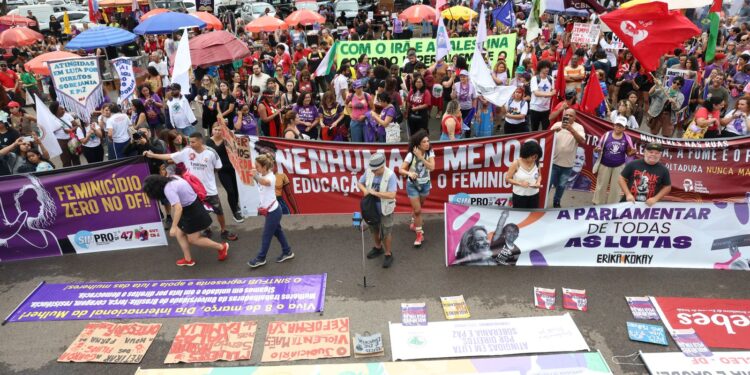 Mulheres protestam em Brasília pedindo o fim da violência